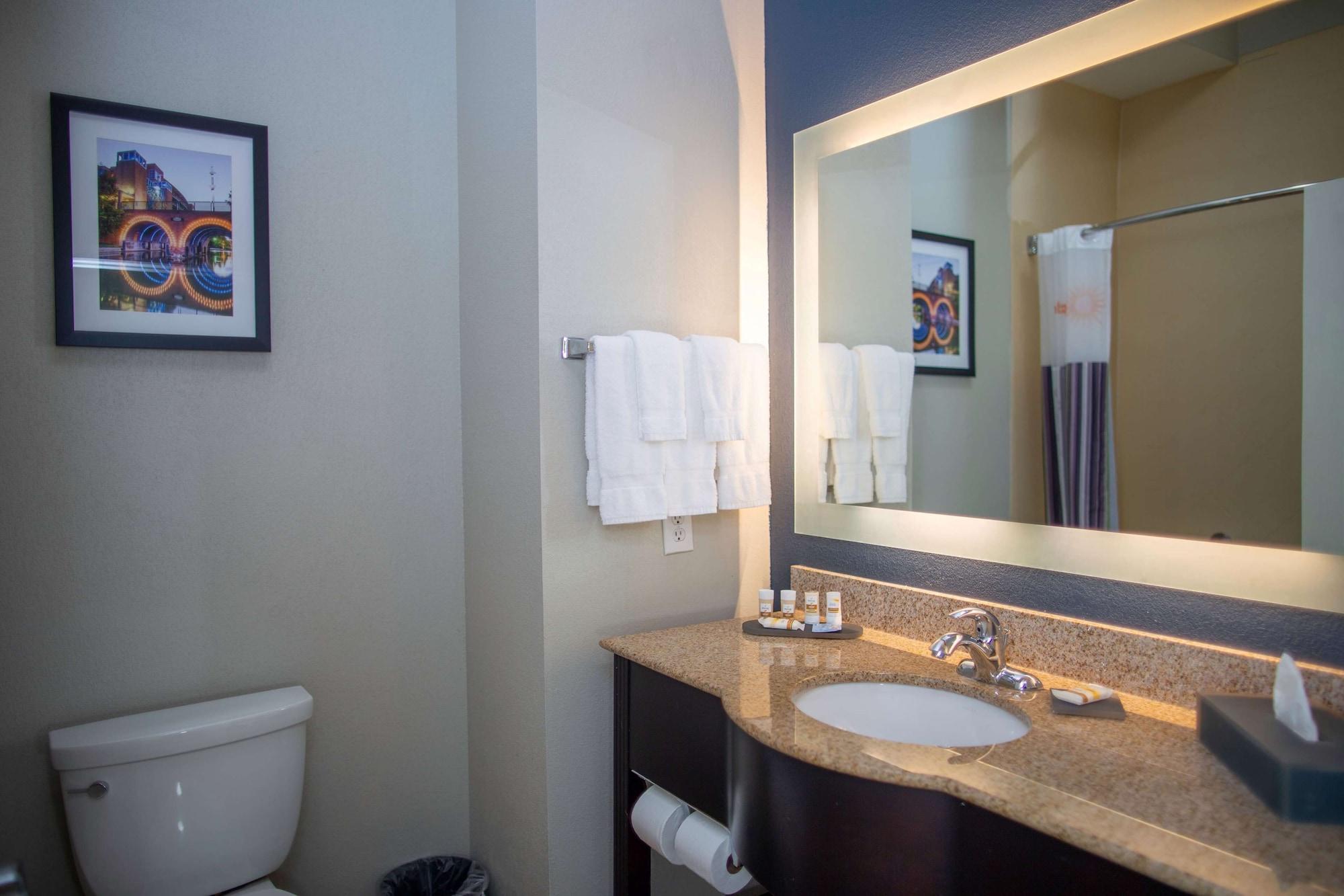 La Quinta By Wyndham East At Normandy Hotel