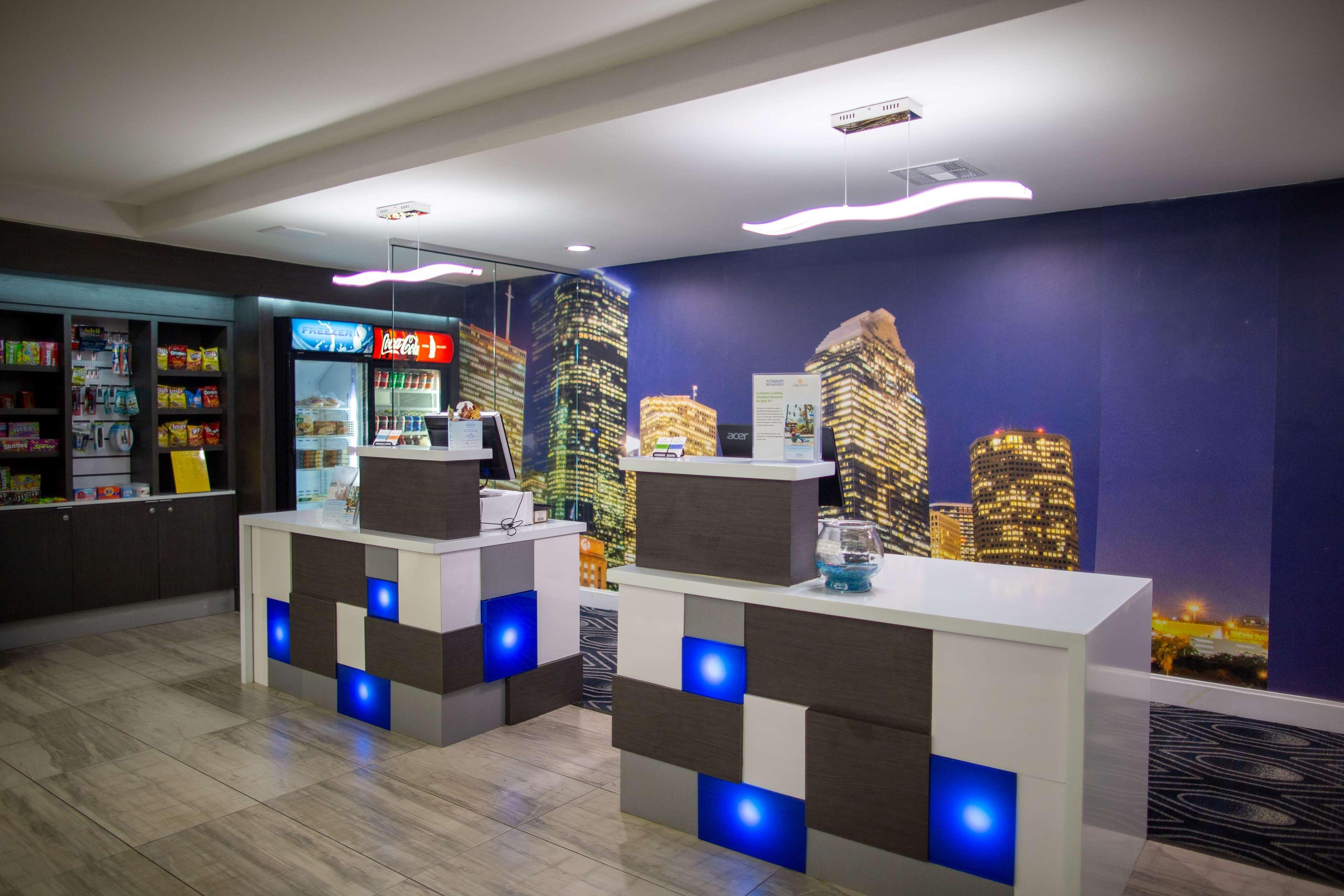 La Quinta By Wyndham East At Normandy Hotel 3*
