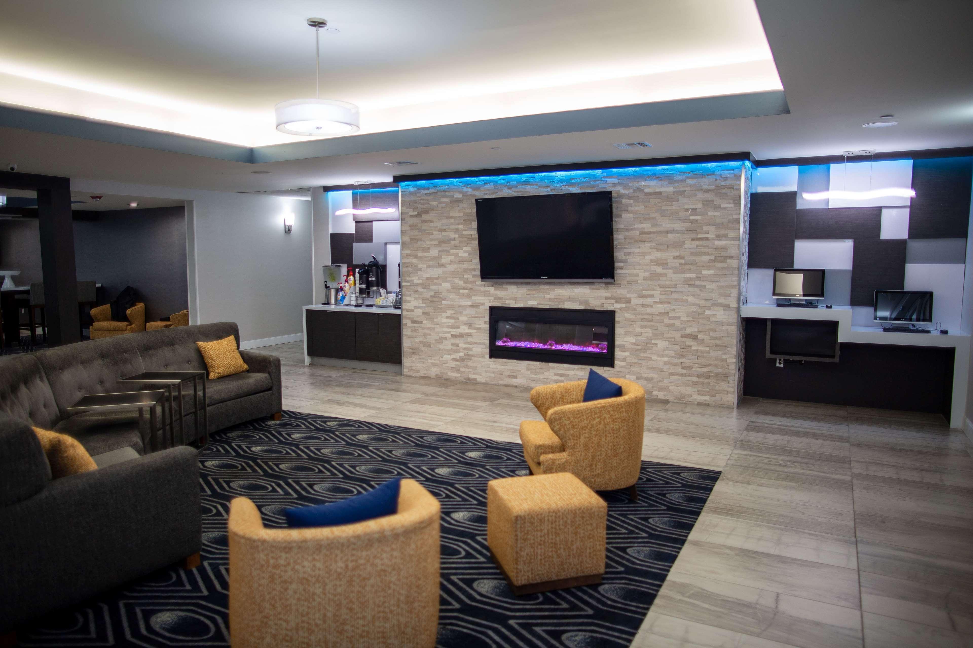 La Quinta By Wyndham East At Normandy Hotel