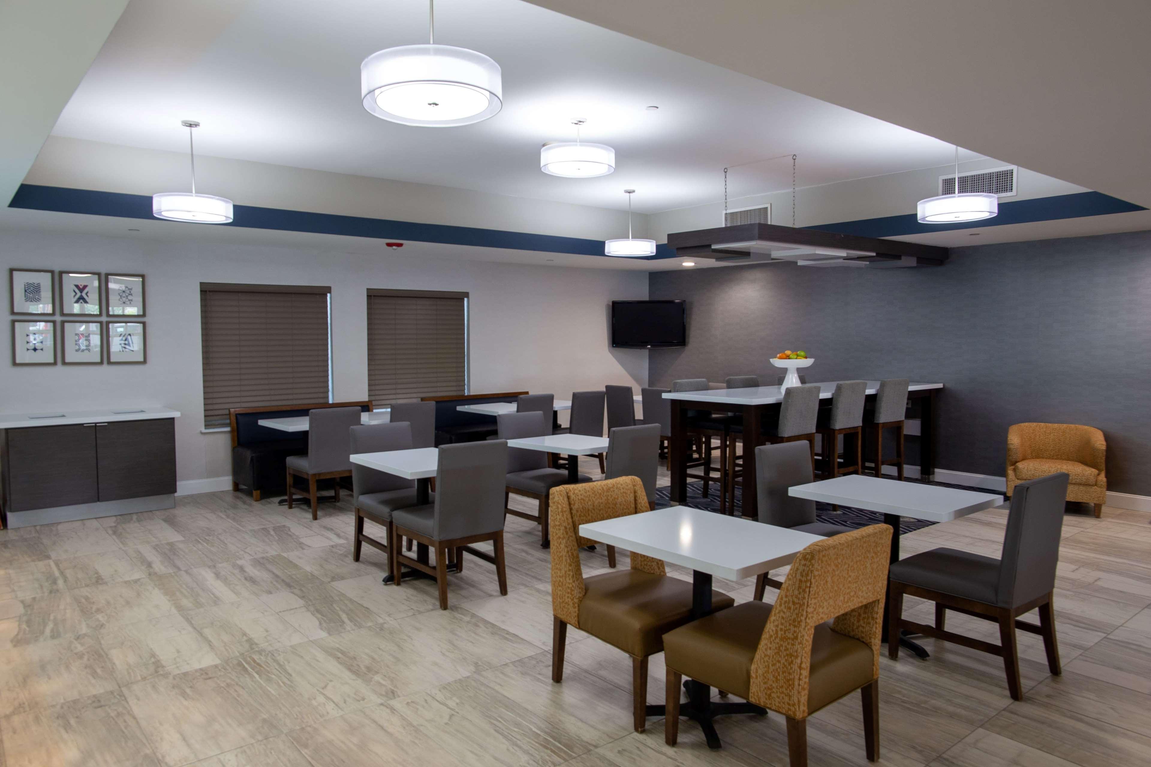 Hotel La Quinta By Wyndham East At Normandy 3*